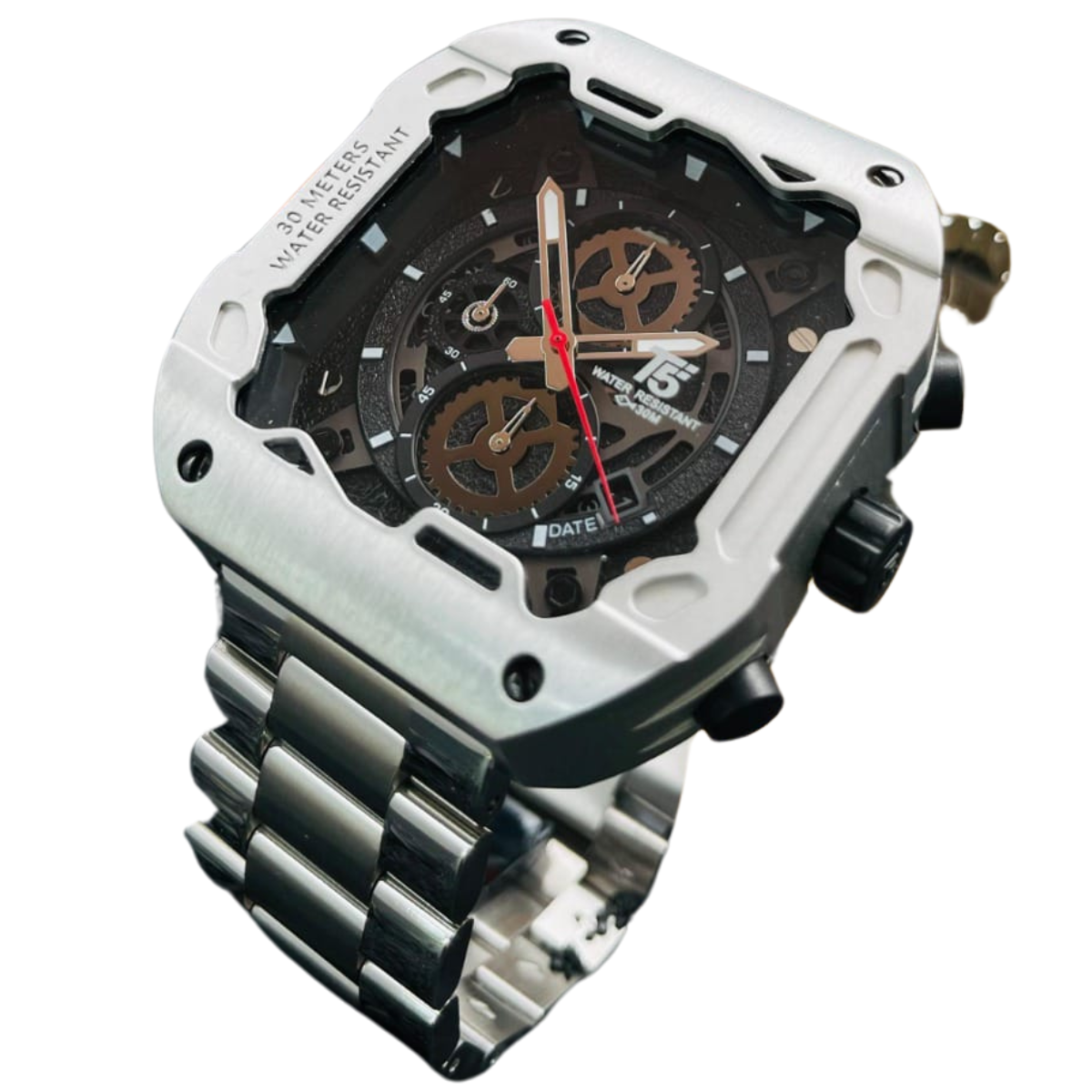 RELOJ T5 H4105G ORIGINAL HOMBRE: Estilo y Resistencia en tu Muñeca. Si buscas un reloj que combine estilo y resistencia, el RELOJ T5 H4105G ORIGINAL HOMBRE es la opción ideal. Este modelo no solo ofrece un diseño moderno y elegante, sino que también cuenta con la calidad que caracteriza a los Relojes T5. En Onlineshoppingcenterg puedes adquirir este reloj con la seguridad de que es un producto original, perfecto para quienes desean un reloj que destaque en cualquier situación.  ¿Por Qué Elegir el RELOJ T5 H4105G ORIGINAL HOMBRE? El RELOJ T5 H4105G ORIGINAL HOMBRE se ha convertido en una excelente opción para los hombres que buscan un reloj con funciones avanzadas y un diseño atractivo. Sus características lo convierten en una pieza confiable para el día a día, además de ser una declaración de estilo.  Durabilidad y Resistencia al Agua: Este reloj es water resistant, lo que significa que es resistente al agua y soporta condiciones de humedad. Estilo Moderno y Deportivo: Con un diseño innovador, es perfecto tanto para situaciones formales como para el uso diario. Funciones Avanzadas: Cuenta con varias funcionalidades de cronógrafo, ideales para aquellos que buscan precisión y versatilidad. Características del RELOJ T5 H4105G ORIGINAL HOMBRE Este modelo cuenta con varias especificaciones que lo destacan entre los Relojes T5:  Resistencia y Materiales de Alta Calidad: Fabricado con materiales duraderos que aseguran su buen estado por mucho tiempo. Water Resistant Precio: Su resistencia al agua es una característica esencial para quienes buscan un reloj versátil. Funciones de Cronógrafo: El cronógrafo permite medir tiempos con exactitud, lo cual es ideal para personas activas. Relojes T5: Historia y Origen Muchos se preguntan de dónde son los Relojes T5 y si los Relojes T5 son buenos. La marca se ha ganado una reputación en el mercado por su durabilidad, diseño innovador y relación calidad-precio. En Onlineshoppingcenterg, nos enorgullecemos de ofrecer estos relojes originales que combinan la elegancia y la funcionalidad a un precio accesible.